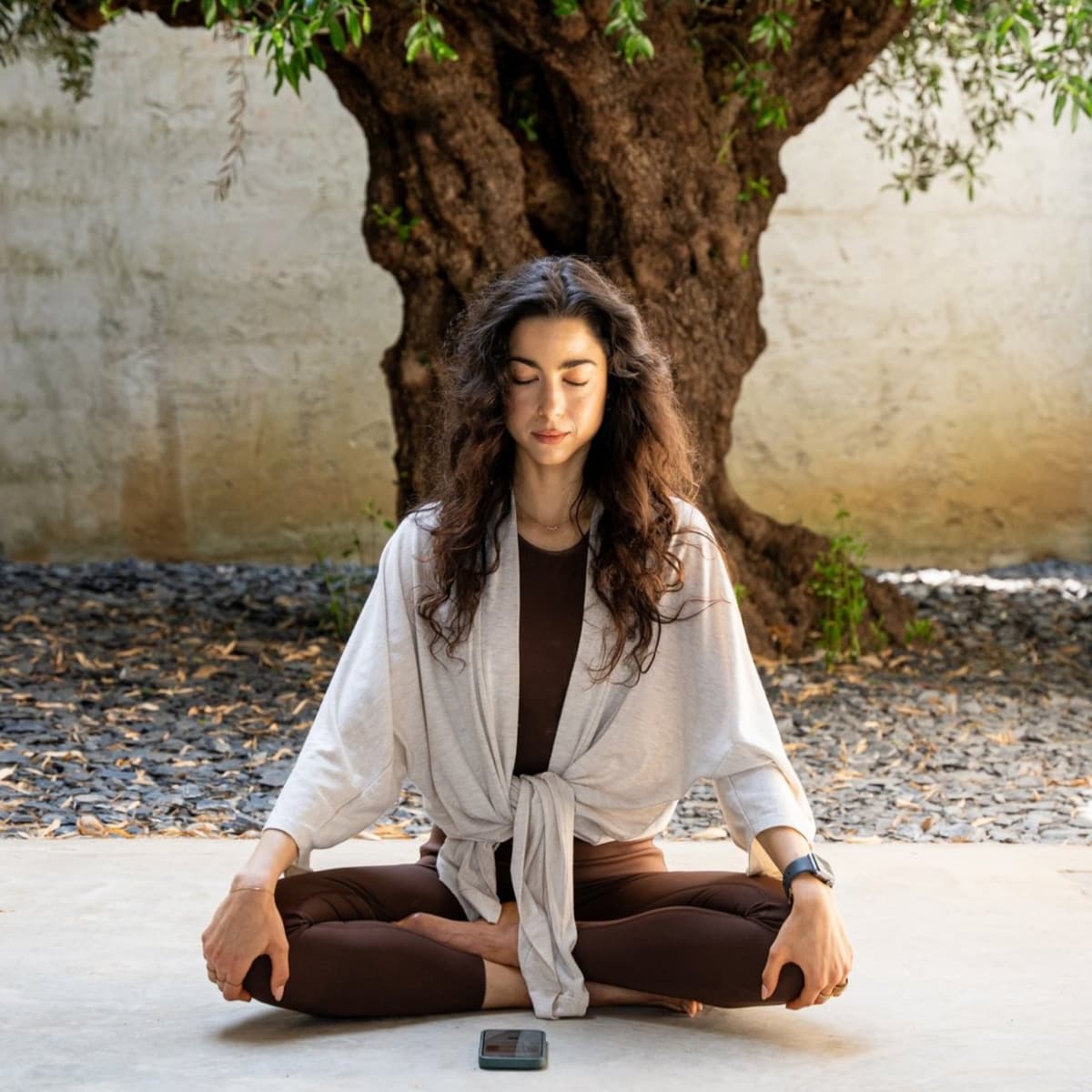 Persona seduta in meditazione in un ambiente calmo