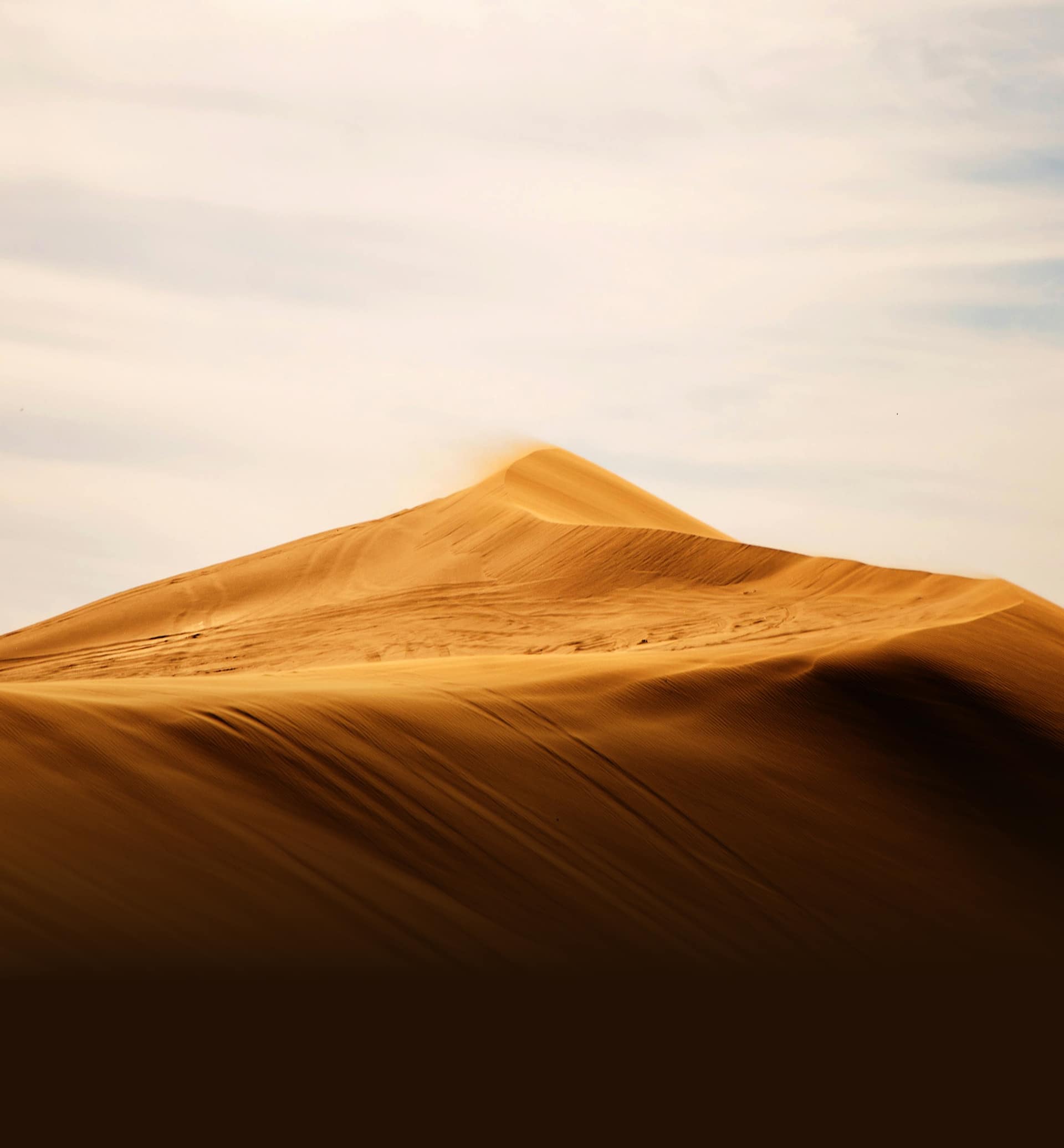 Luce calma che filtra su un paesaggio silenzioso